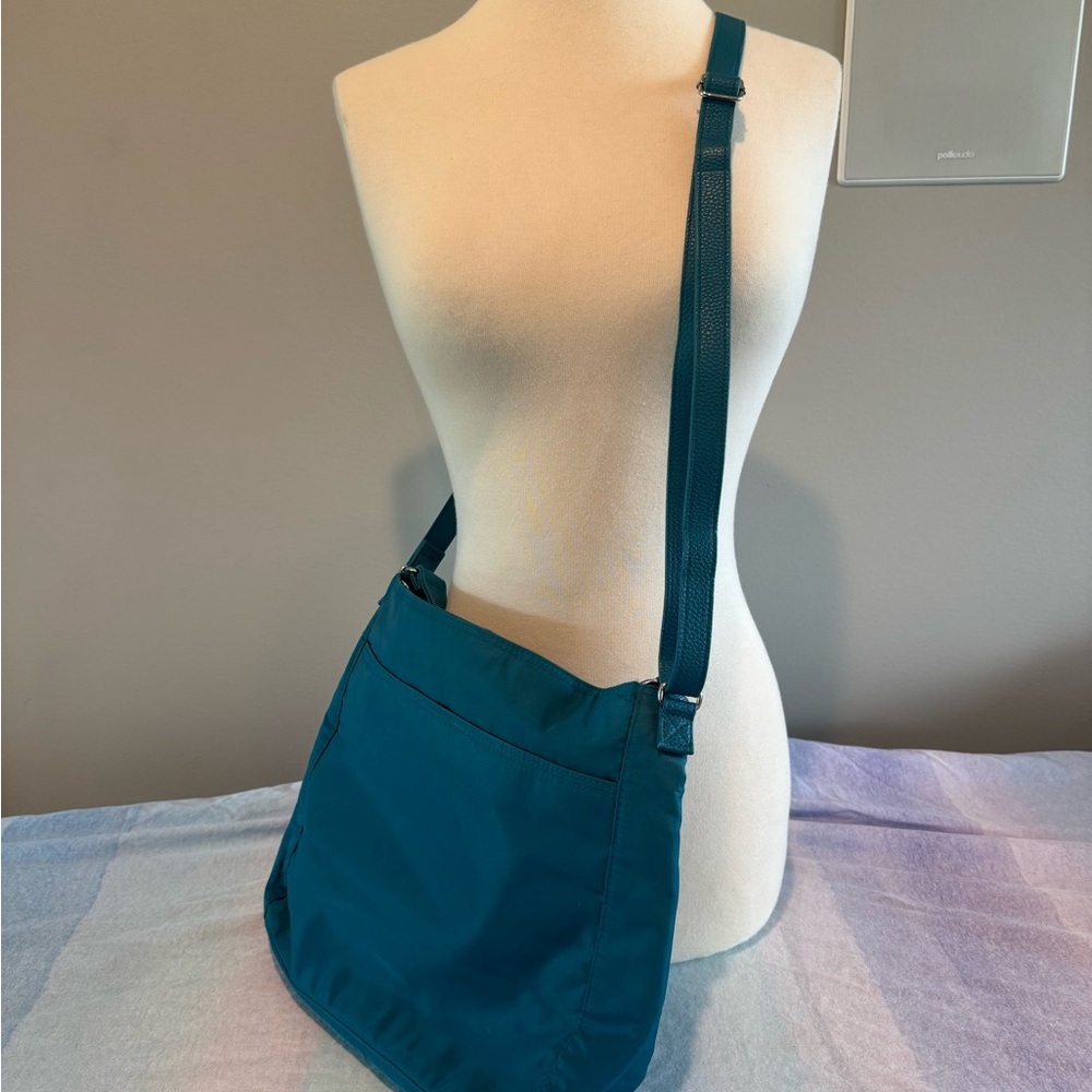 Thirty-One Teal Crossbody Bag with Casual Hobo Design